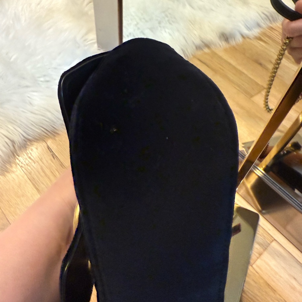 Gucci Marmont Black Velvet Shoulder Bag with Gold Accents - Picture 6 of 14